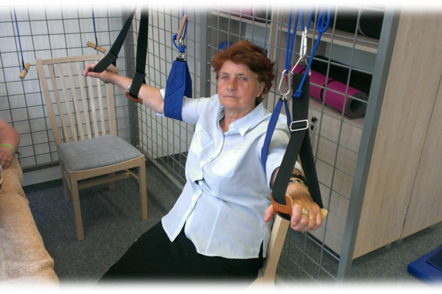 Uczestniczka trzyma rozłożone ręce na podwieszkach.