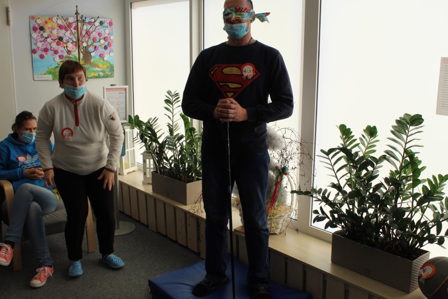 Uczestnik z zasłoniętymi oczami pozuje do zdjęcia.