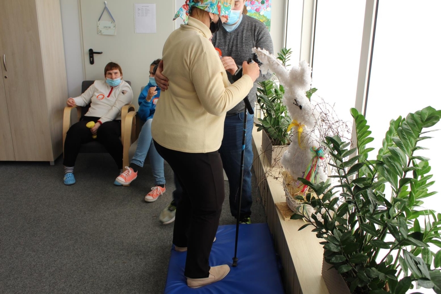 Uczestniczka stojąca na mecie toru przeszkód z zasłoniętymi oczami.