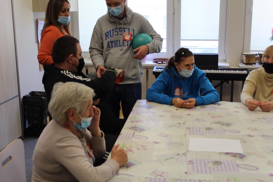 Uczestnicy losujący zadania do wykonania.