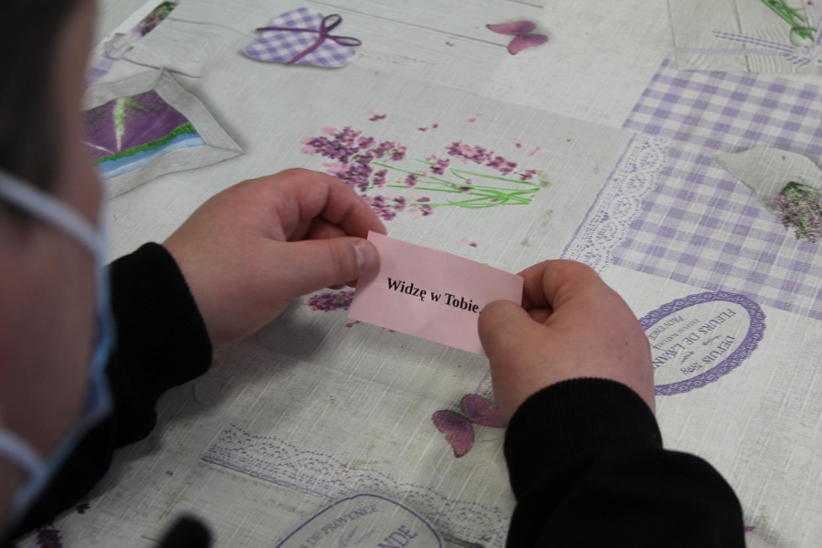 Uczestnik trzymający kartkę z napisem „Widzę w Tobie...”.