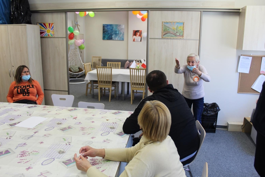 Uczestniczka wykonująca hasło podczas zabawy w kalambury.