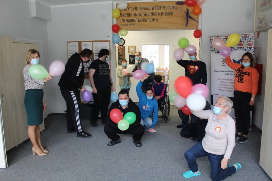Zdjęcie grupowe Uczestników oraz kadry ŚDS w Gryfinie machający balonami.