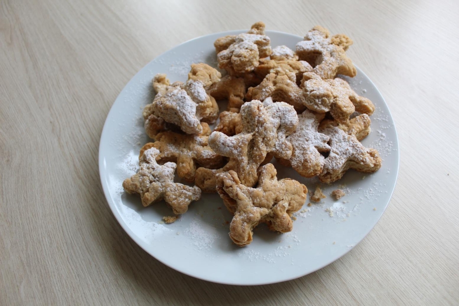 Ciasteczka w kształcie ludzi na talerzu.