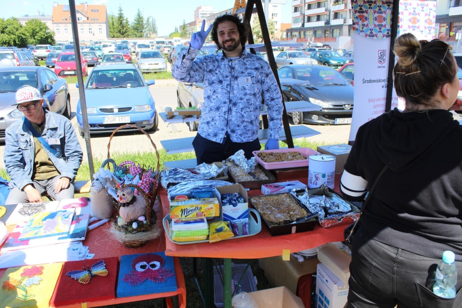 12 Uśmiechnięty Uczestnik przy stanowisku na pikniku