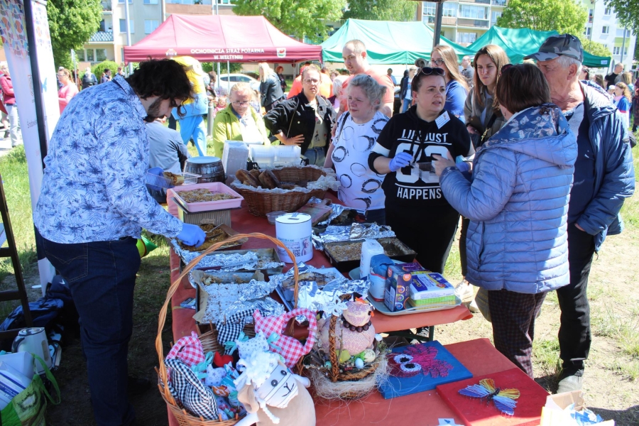 13 Uczestnik krojący ciasto dla gości stoiska