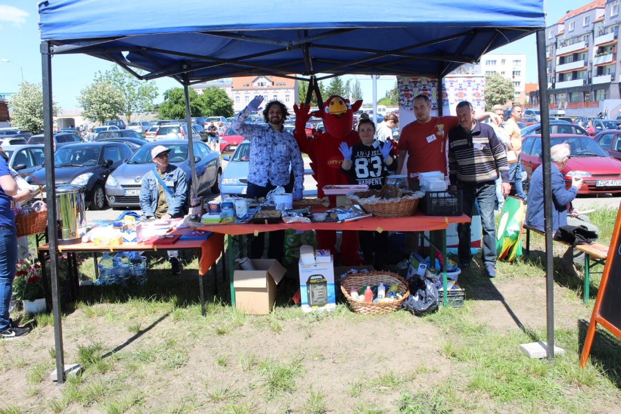 15 Zdjęcie grupowe na tle stoiska z maskotką Gryfina