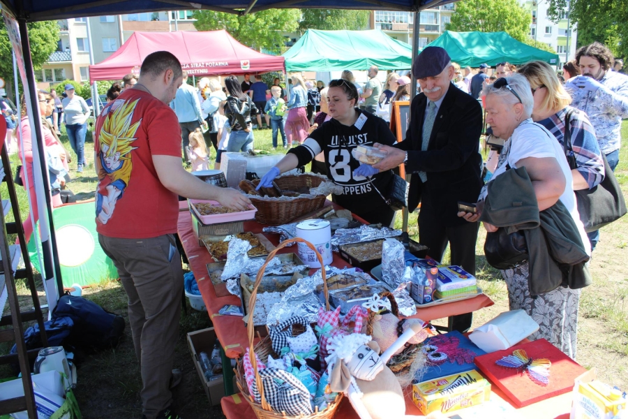 16 Terapeuta obsługujący ludzi przy stoisku