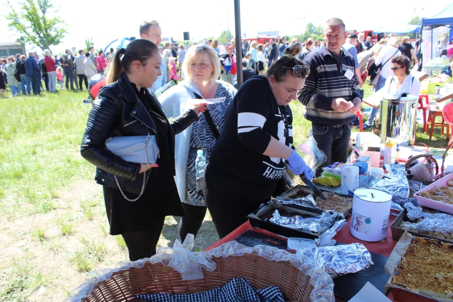 18 Opiekun medyczny krojący ciasto dla gości