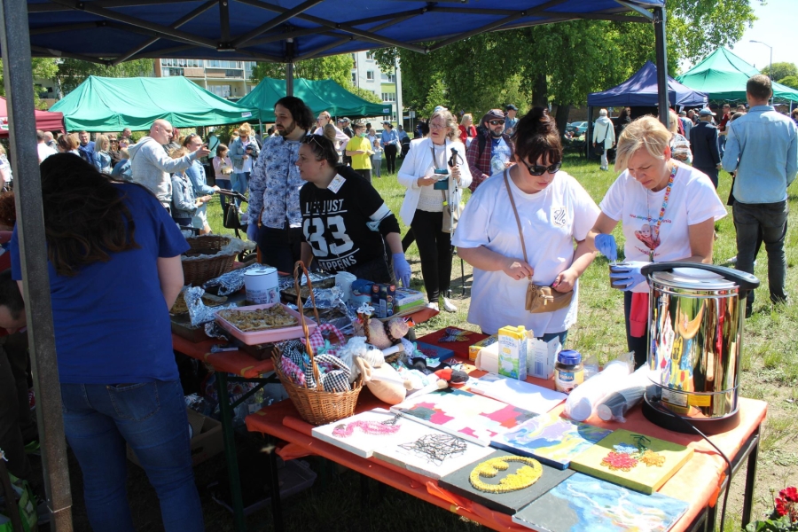 19 Opiekun medyczny krojący ciasto dla gości