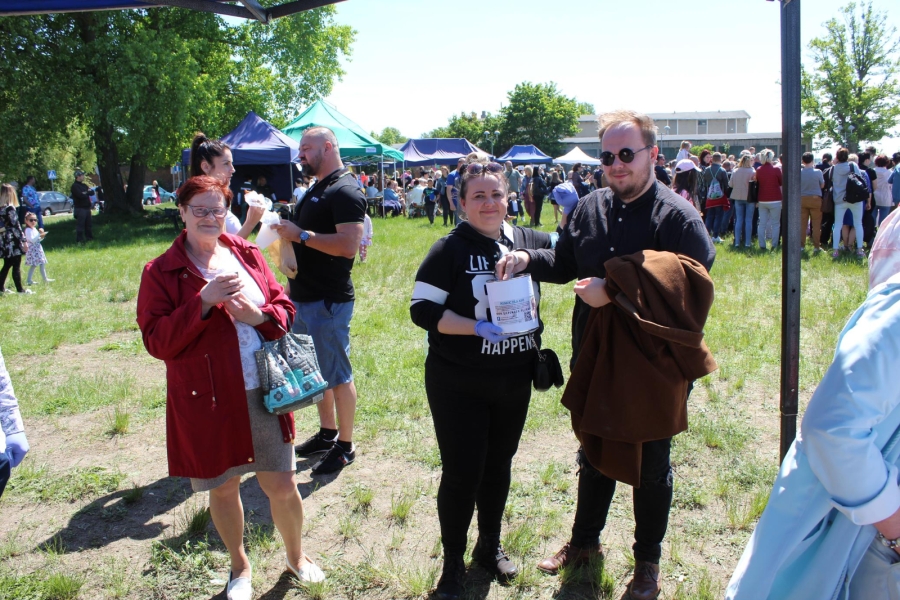 21 Gość wrzucający pieniądze do puszki trzymanej przez opiekuna medycznego