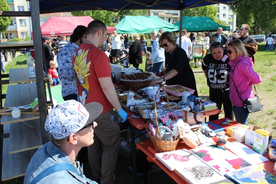 22 Kierownik ŚDS w Gryfinie wrzucająca pieniądze do puszki przy stoisku