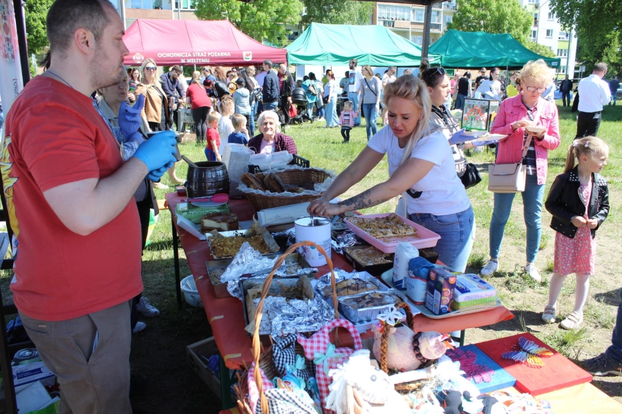 23 Kobieta wrzucająca datek do puszki przy stoisku