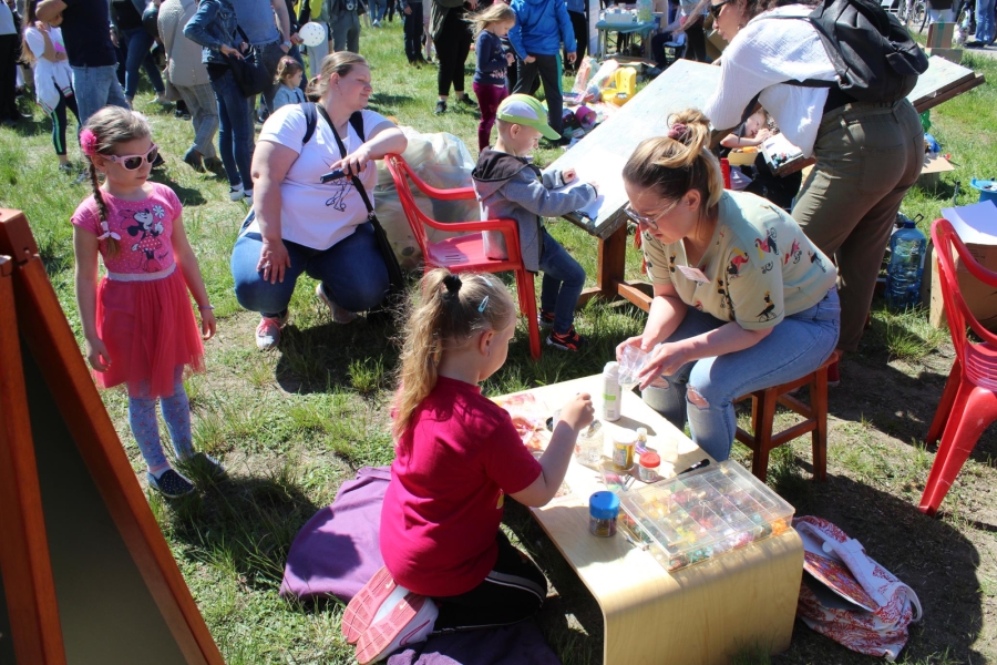 24 Psycholog wykonuje prace artystyczne z dziećmi przy stoliku