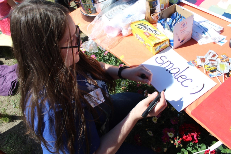 26 Wolontariuszka przygotowująca kartkę z napisem „smalec”