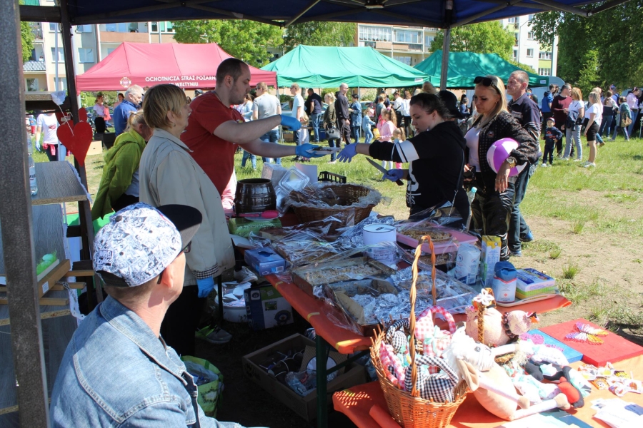 28 Kadra ŚDS w Gryfinie obsługująca gościa przy stoisku