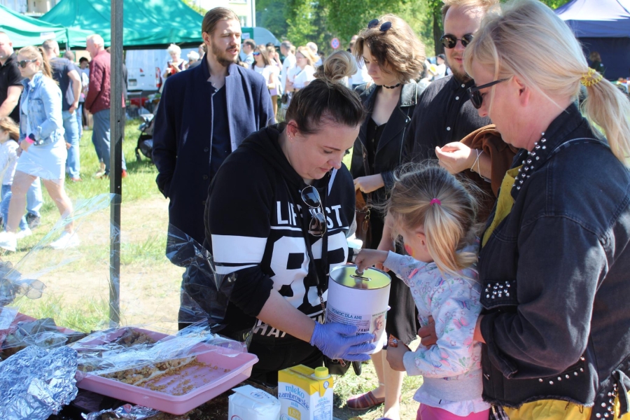 30 Kobieta trzymająca dziecko wrzucające datek do puszki