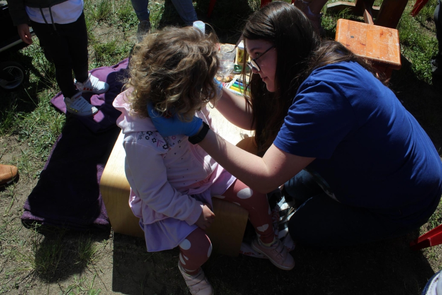 32 Wolontariuszka malująca twarz dziewczynce