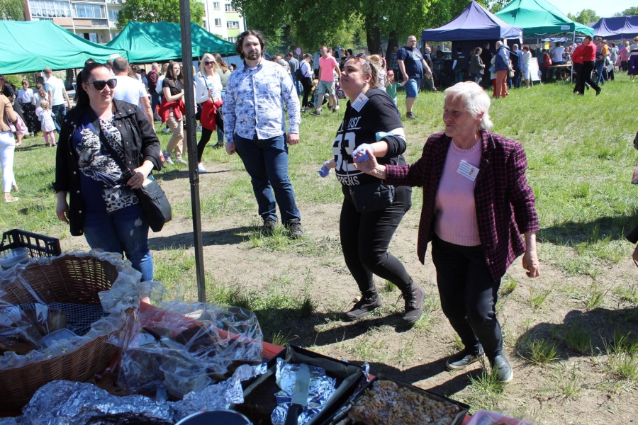 34 Opiekun medyczna tańcząca z Uczestniczką trzymając się za rękę