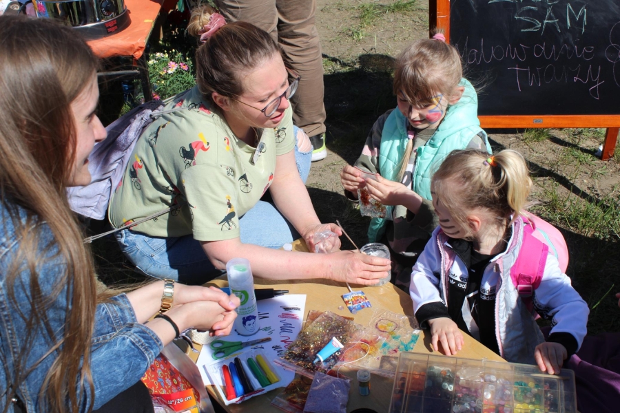 40 Psycholog podczas zabawy z dziećmi przy stoisku plastycznym