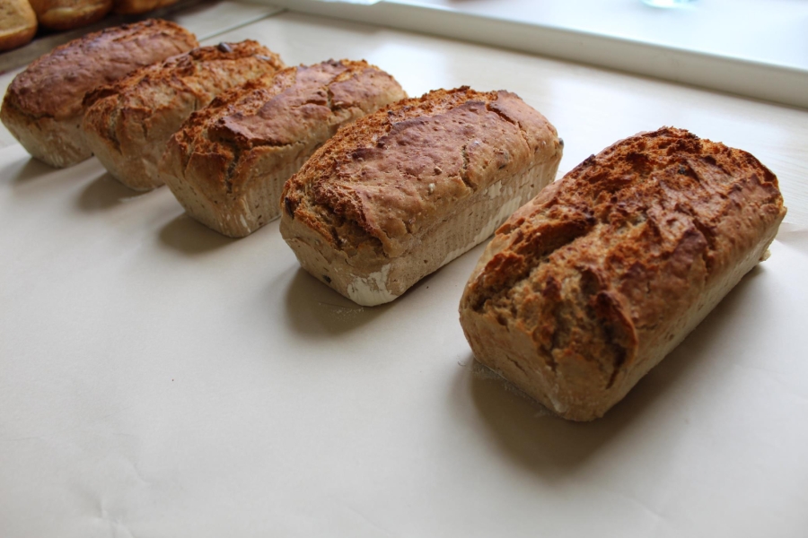 5 Pieczywo znajdujące się na stole.