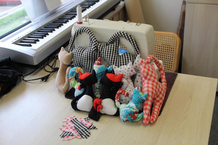 6 Pluszowe koty oparte o maszynę do szycia