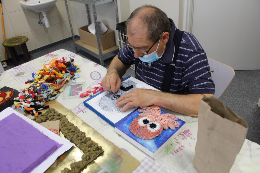 8 Uczestnik przeplata nici przez gwoździe w desce