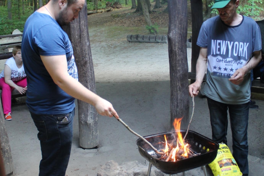 6 Terapeuta wraz z Uczestnikiem rozpalający grilla