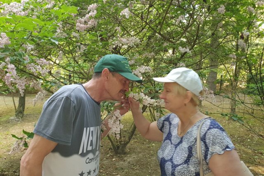 7 Uczestnik z Uczestniczką wąchający kwiaty.