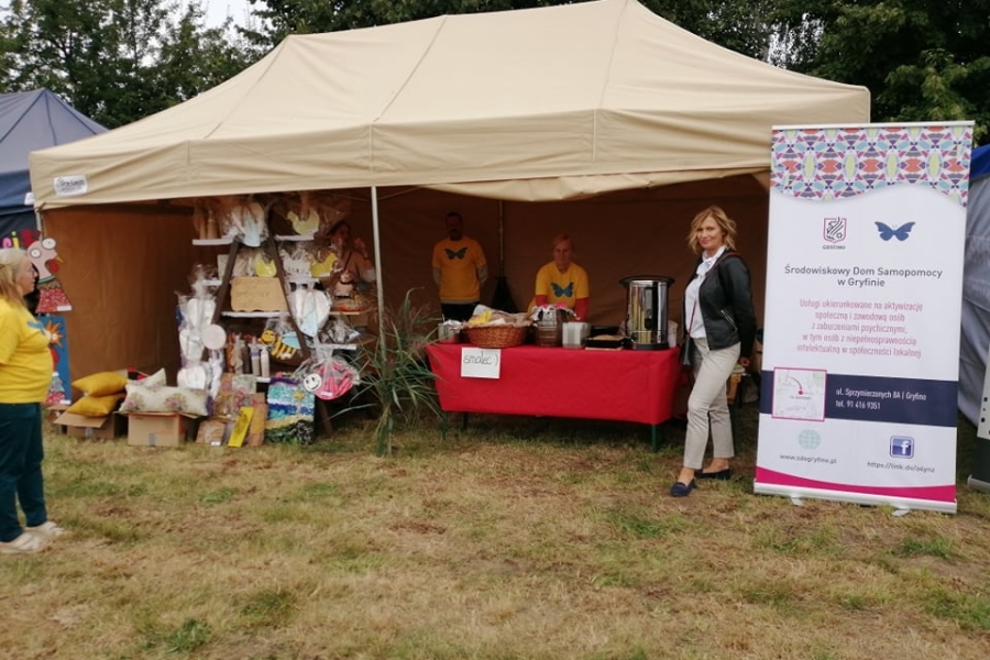 1. Kierownik ŚDS w Gryfinie na tle stoiska z pracami