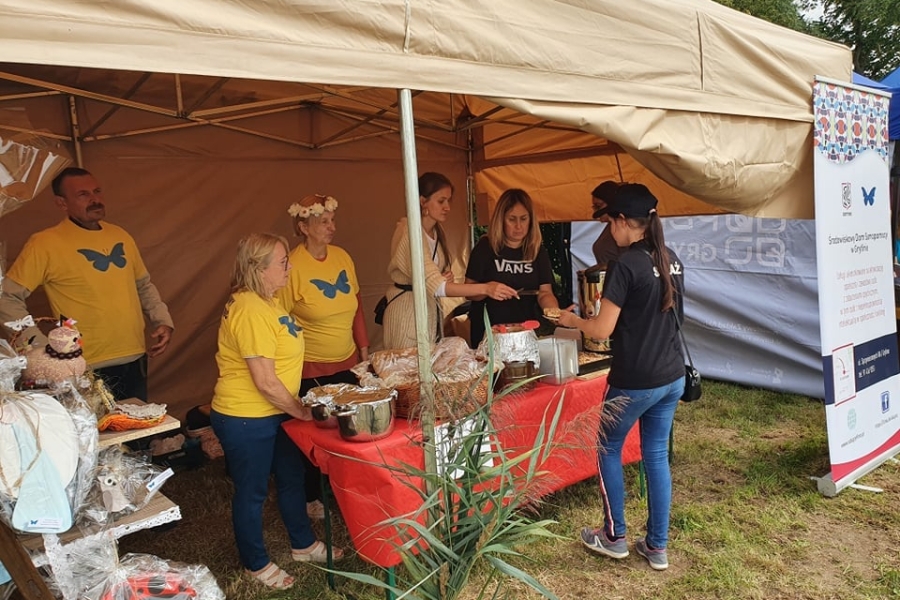 2. Uczestnicy częstujący ciastem Panią z Ochotniczej Straży Pożarnej