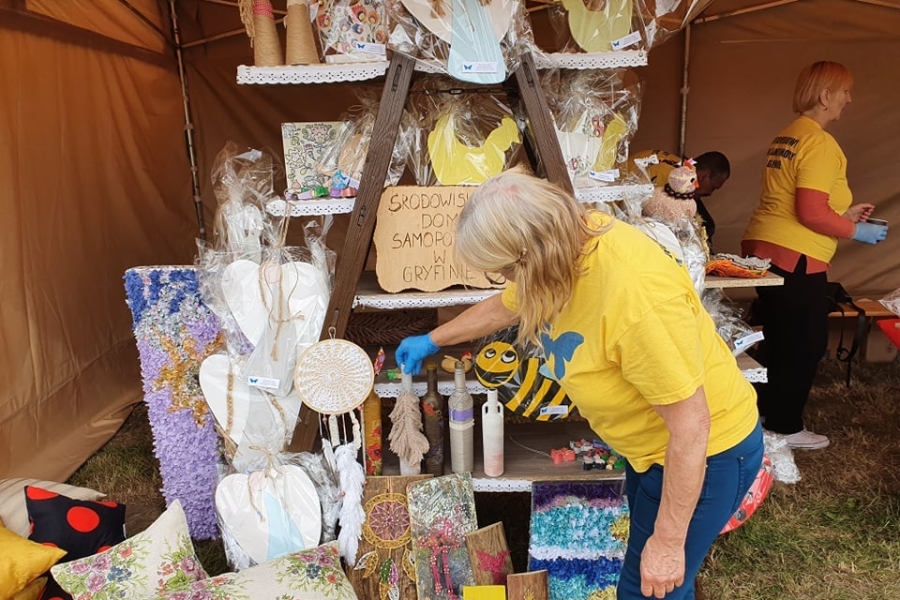 4. Uczestniczka układająca prace na wystawię