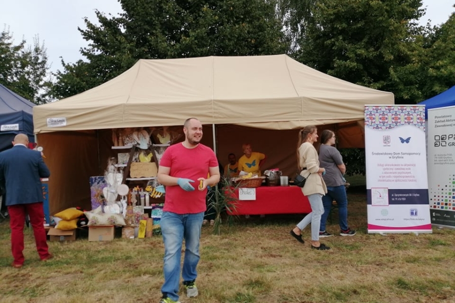 6. Terapeuta przechodzący obok stoiska ŚDS w Gryfinie