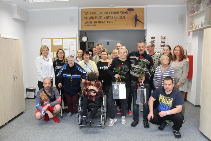 1. Grupowe zdjęcie Uczestników oraz Kadry ŚDS w Gryfinie na korytarzu.