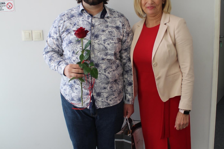 13. Kierownik ŚDS w Gryfinie z Uczestnikiem trzymającym różę.