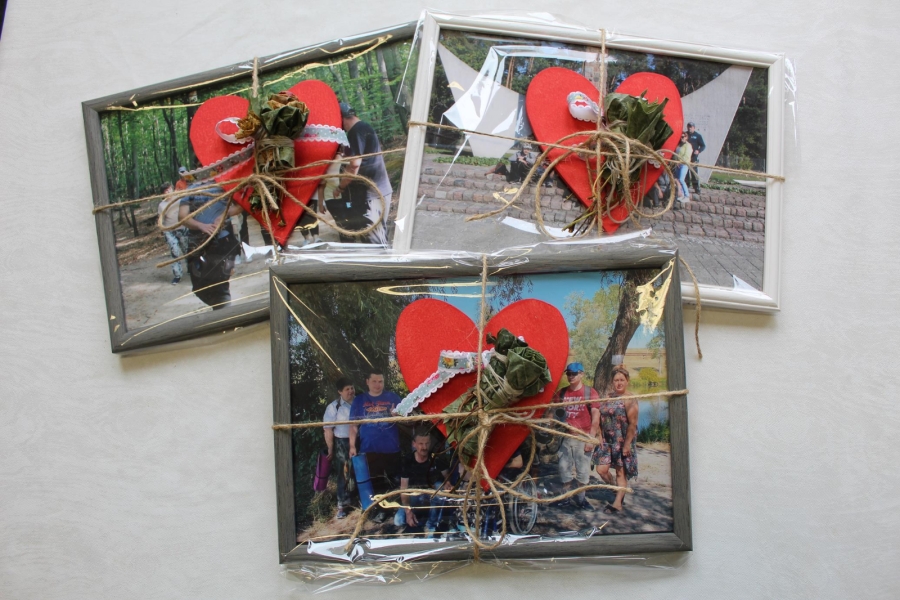 3. Trzy prezenty w postaci obramowanych zdjęć z ręcznie wykonanymi sercami.