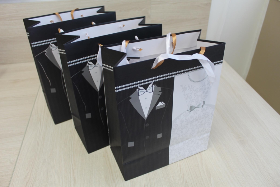 4. Trzy torby z prezentami na stoliku.