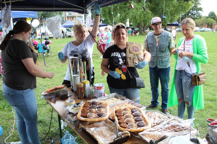 1 – Kadra ŚDS w Gryfinie oraz Uczestnicy przy stanowisku na pikniku.