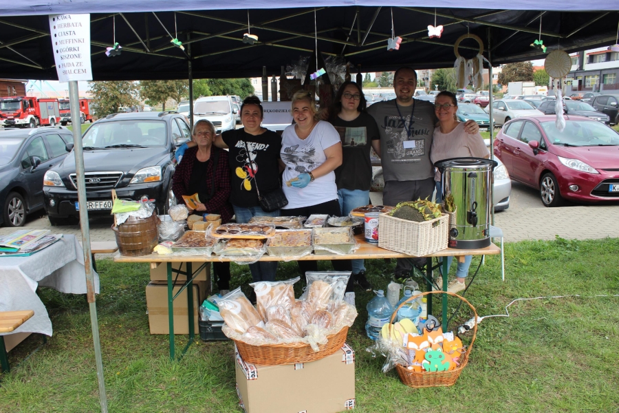 2 - Kadra ŚDS w Gryfinie oraz Uczestnicy przy stanowisku na pikniku.
