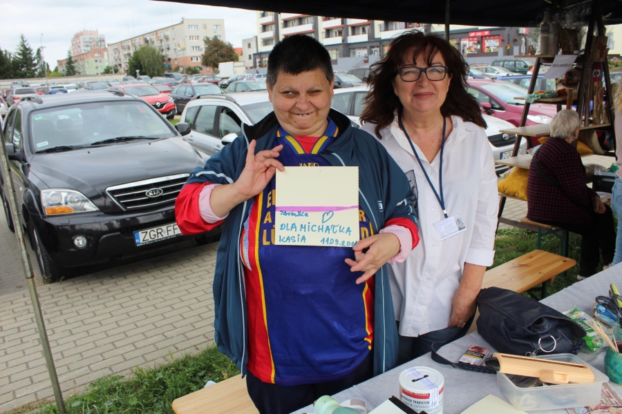 5 -  Uczestniczka prezentująca wykonaną kartkę z właścicielką stoiska.