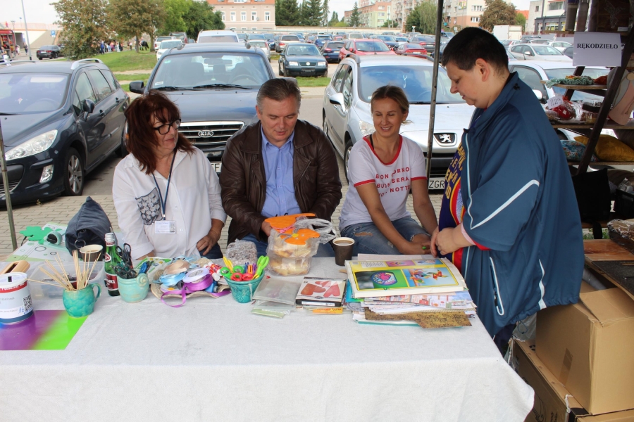 7 – Uczestniczka oraz pedagog ŚDS w Gryfinie pozuje do zdjęcia z burmistrzem.