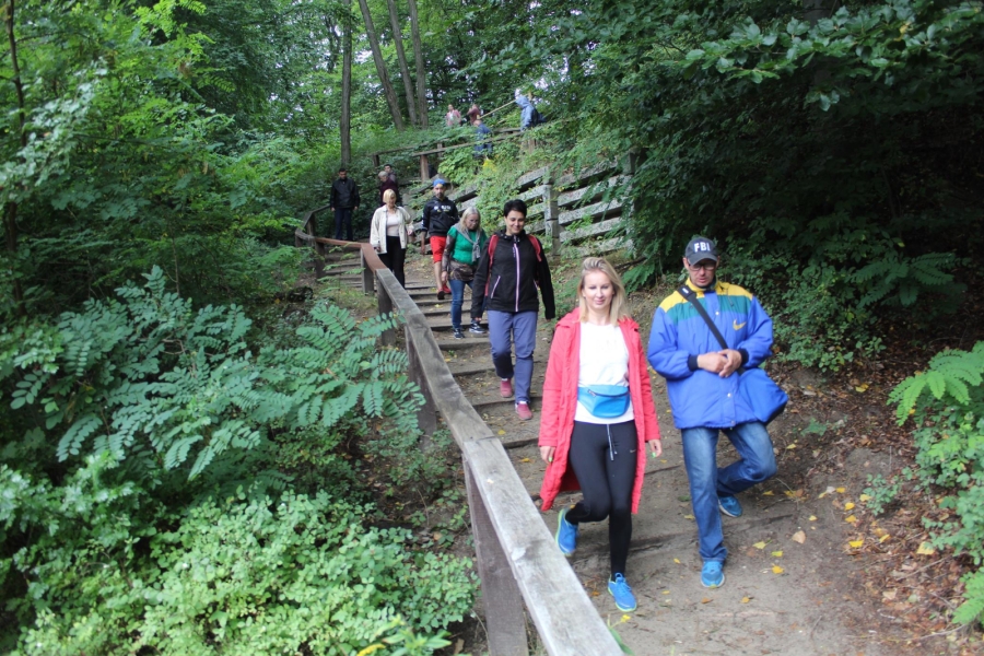 3 – Uczestnicy wraz z terapeutami podążający szlakiem turystycznym w dół.