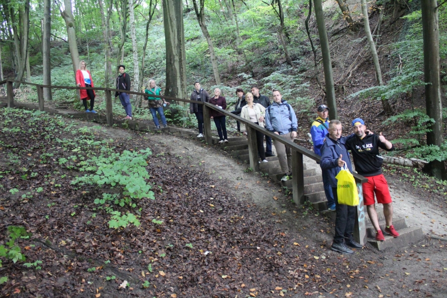 5 – Uczestnicy wraz z terapeutami pozują do zdjęcia na schodach w Puszczy Bukowej.