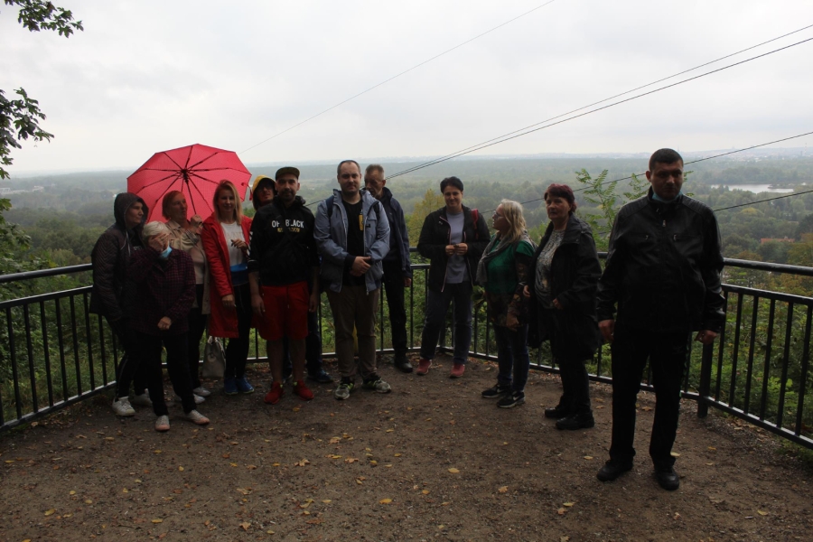 8 – Uczestnicy wraz z terapeutami pozują do zdjęcia na punkcie widokowym. 