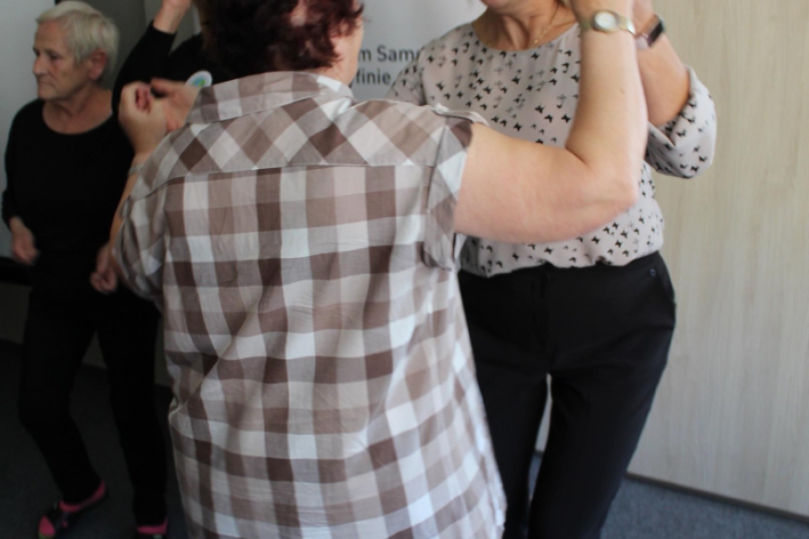 10 – Pani Kierownik ŚDS w Gryfinie tańcząca z Uczestniczką na tle banera.