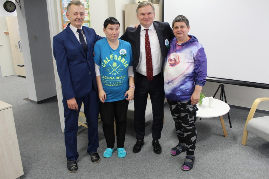 6 – Burmistrz wraz z Uczestnikami pozują do zdjęcia.