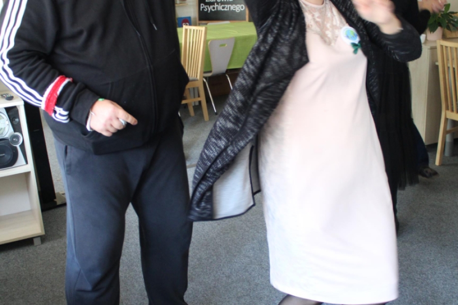 7 – Dwoje Uczestników podczas tańca na tle grupy.