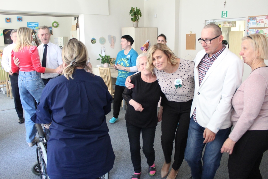 9 – Pani Kierownik ŚDS w Gryfinie wraz z Uczestnikami pozuje do zdjęcia podczas zabawy. 