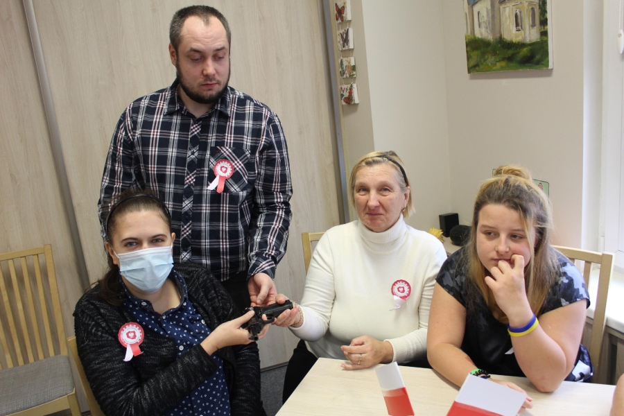 4 – Terapeuta pokazuje Uczestnikom replikę broni palnej.