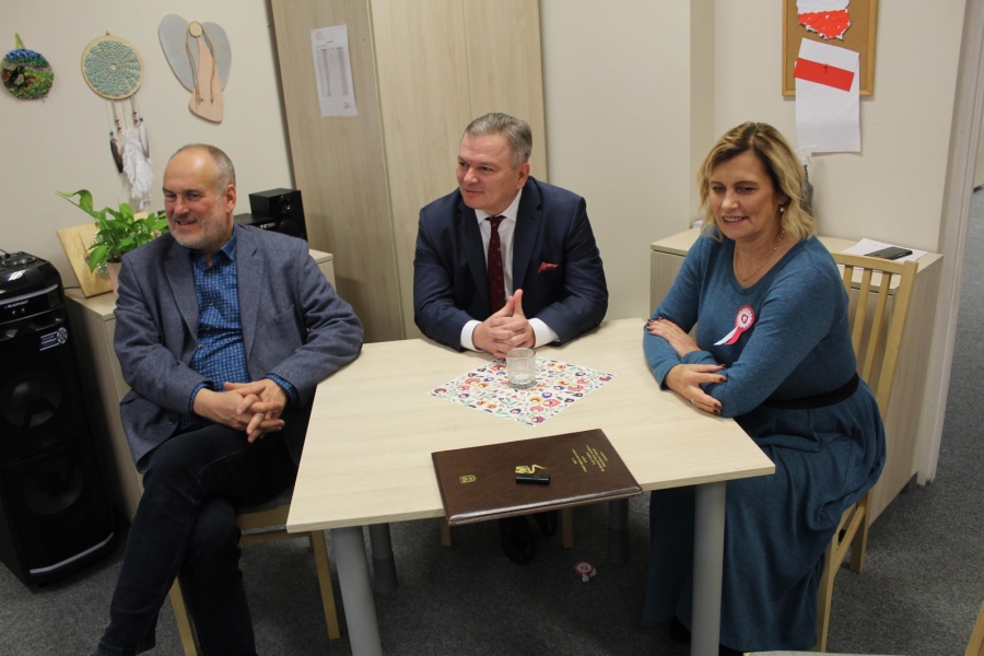 5 - Pani Kierownik ŚDS w Gryfinie oraz Burmistrz i jego zastępca siedzący przy stole.